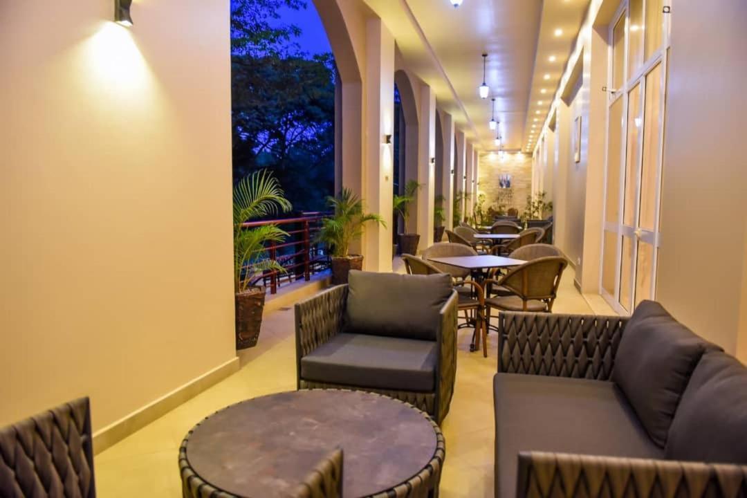 Admas Grand Hotel 恩德培 外观 照片